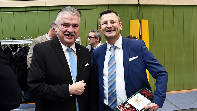 Landrat Klaus Peter S&ouml;llner (links) freute sich &uuml;ber die Ernennung von Armin Motschenbacher zum neuen Schulleiter des Caspar-Vischer-Gymnasiums.