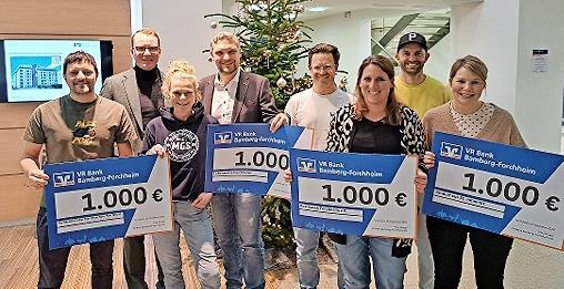 Bei der Scheck&uuml;bergabe (v.&nbsp;l.): Mathias Zipfel, Felix Fietzeck, Melanie R&ouml;vekamp, Peter Pfann, Tobias Kaufmann, Ann-Kathrin Schacht, Sebastian Kist und Lena Ebner.