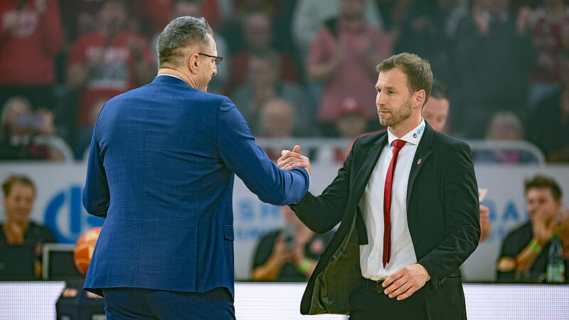 Am Samstagabend bekam Gavel von Robert Wintermantel,  Head of Sports & Finance bei der BBL, die Auszeichnung zum Trainer des Jahres &uuml;bergeben. Zweieinhalb Stunden sp&auml;ter hatte er den ersten Play-off-Sieg mit den Baskets einget&uuml;tet.