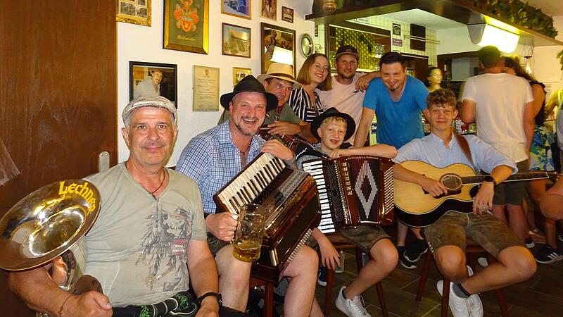 So geht Musikantentreff im Gasthaus &bdquo;Zur Traube&ldquo;:  Joachim B&uuml;hner, Frank Schmitt, Markus Metz, Nils Schmitt, Marcel Hein und Nico Wehner (von links) griffen zu den Instrumenten. Ganz hinten das neue Wirtsehepaar Hannah und Arek Wiencowski.