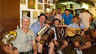 So geht Musikantentreff im Gasthaus „Zur Traube“: Joachim Bühner, Frank Schmitt, Markus Metz, Nils Schmitt, Marcel Hein und Nico Wehner (von links) griffen zu den Instrumenten. Ganz hinten das neue Wirtsehepaar Hannah und Arek Wiencowski. So geht Musikantentreff im Gasthaus „Zur Traube“: Joachim Bühner, Frank Schmitt, Markus Metz, Nils Schmitt, Marcel Hein und Nico Wehner (von links) griffen zu den Instrumenten. Ganz hinten das neue Wirtsehepaar Hannah und Arek Wiencowski.
