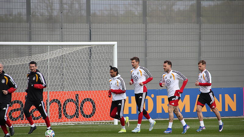 Serge Gnabry (v.l.), Leon Goretzka, David Raum und Joshua Kimmich kennen sich am Home Ground in Herzogenaurach mittlerweile bestens aus.