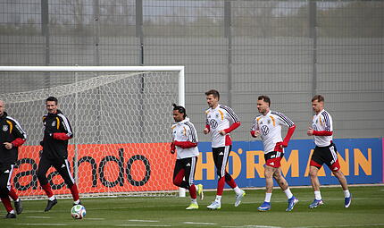 Serge Gnabry (v.l.), Leon Goretzka, David Raum und Joshua Kimmich kennen sich am Home Ground in Herzogenaurach mittlerweile bestens aus.