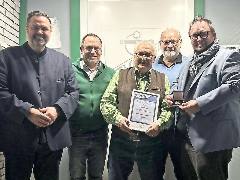 Bei der Ehrung (von links): Zweiter B&uuml;rgermeister Michael Zwingmann, Abteilungsleiter Martin Panzer, Hans Stalph, Zweiter Vorsitzender Winnie Lebok und BFV-Ehrenamtsreferent Andreas Vogler.