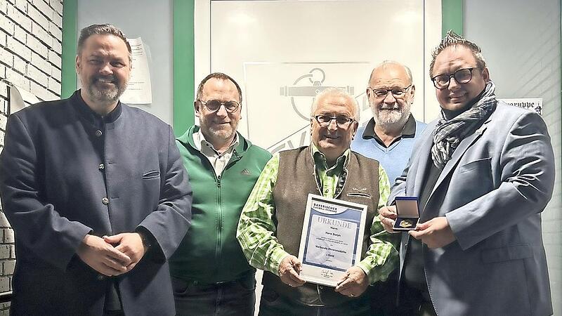 Bei der Ehrung (von links): Zweiter B&uuml;rgermeister Michael Zwingmann, Abteilungsleiter Martin Panzer, Hans Stalph, Zweiter Vorsitzender Winnie Lebok und BFV-Ehrenamtsreferent Andreas Vogler.