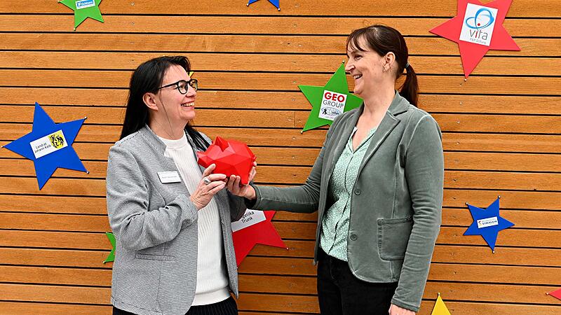 Jessica Nickel vom Spendenverein „Franken helfen Franken“ übergibt Beate Neumeister, Leiterin des Bamberger Kinder- und Jugendhospizes, das Spendenschwein mit 10.000 Euro.