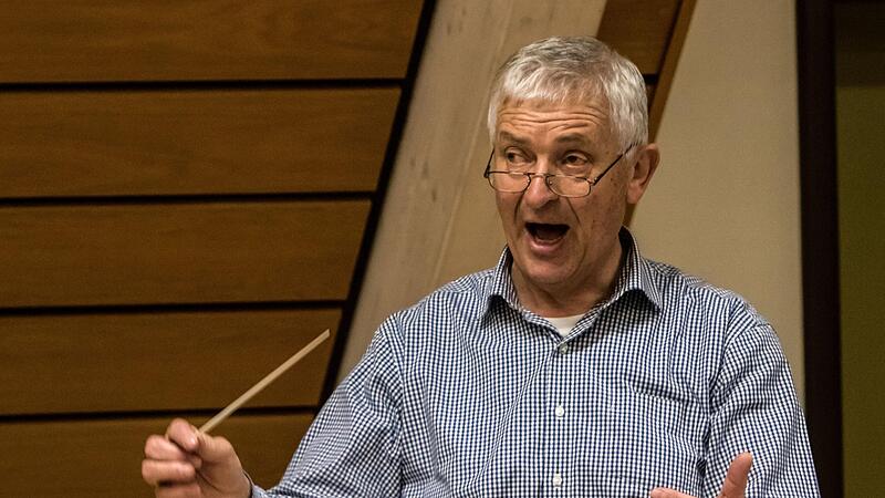 Dirigent Norbert Luche bei der Probenarbeit mit dem Musizierkreis Neustadt.