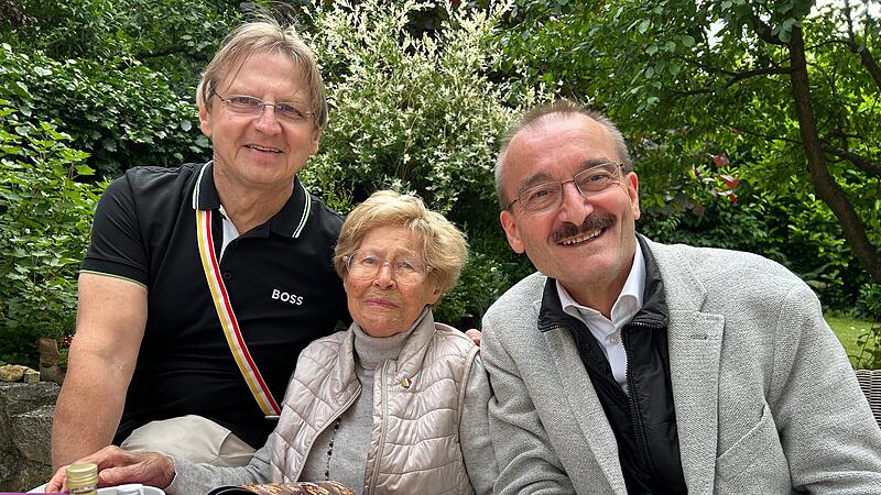 Coburger Convent Die 106-jährige Hilde Eggers war zu Besuch beim diesjährigen Pfingstkongress des Coburger Convents. Links der Gastgeber des Familientreffens von Teutonia Würzburg, Mathias Zimmer, rechts Coburgs Zweiter Bürgermeister Hans-Herbert Hartan.