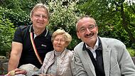 Die 106-jährige Hilde Eggers war zu Besuch beim diesjährigen Pfingstkongress des Coburger Convents. Links der Gastgeber des Familientreffens von Teutonia Würzburg, Mathias Zimmer, rechts Coburgs Zweiter Bürgermeister Hans-Herbert Hartan.