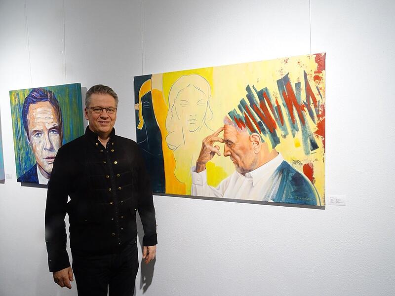 Michael Moesslang vor seinem Werk "denk dran!".