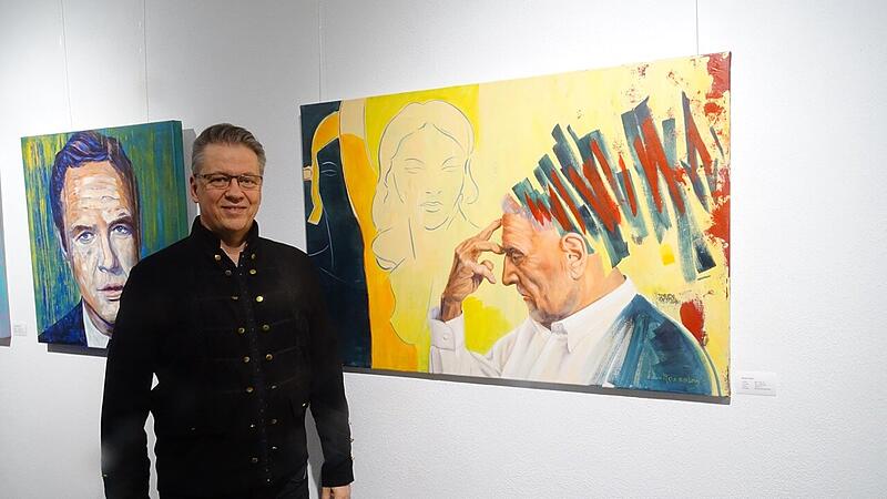 Ausstellungseröffnung Kunstgalerie Marion Kotyba Michael Moesslang vor seinem Werk "denk dran!".