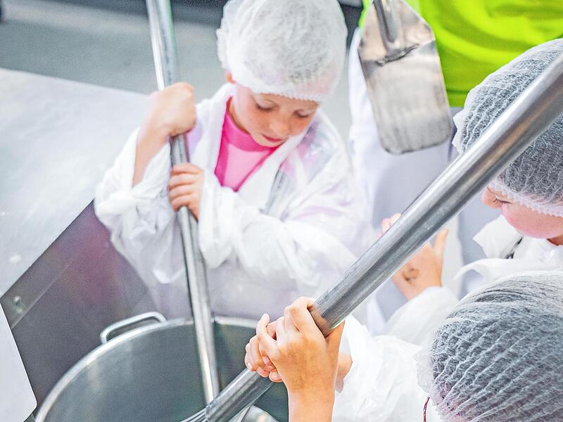 Die Vorschulkinder des Johanneskindergartens erhielten bei ihrem Besuch der Men&uuml;faktur spannende Einblicke in die Abl&auml;ufe einer Gro&szlig;k&uuml;che und durften selbst aktiv werden.