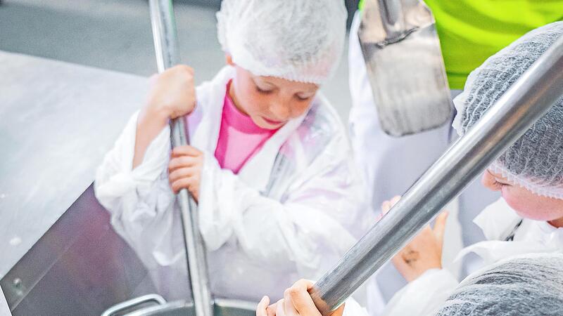 Die Vorschulkinder des Johanneskindergartens erhielten bei ihrem Besuch der Menüfaktur spannende Einblicke in die Abläufe einer Großküche und durften selbst aktiv werden. Die Vorschulkinder des Johanneskindergartens erhielten bei ihrem Besuch der Menüfaktur spannende Einblicke in die Abläufe einer Großküche und durften selbst aktiv werden.