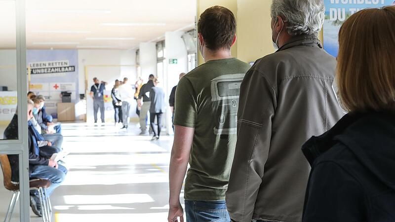 Die Schlangen vor dem Forchheimer Impfzentrum und dem mobilen Impfbus sind lange.Forchheim & Fr&auml;nkische Schweiz