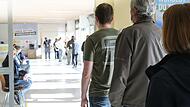 Die Schlangen vor dem Forchheimer Impfzentrum und dem mobilen Impfbus sind lange.Forchheim & Fränkische Schweiz