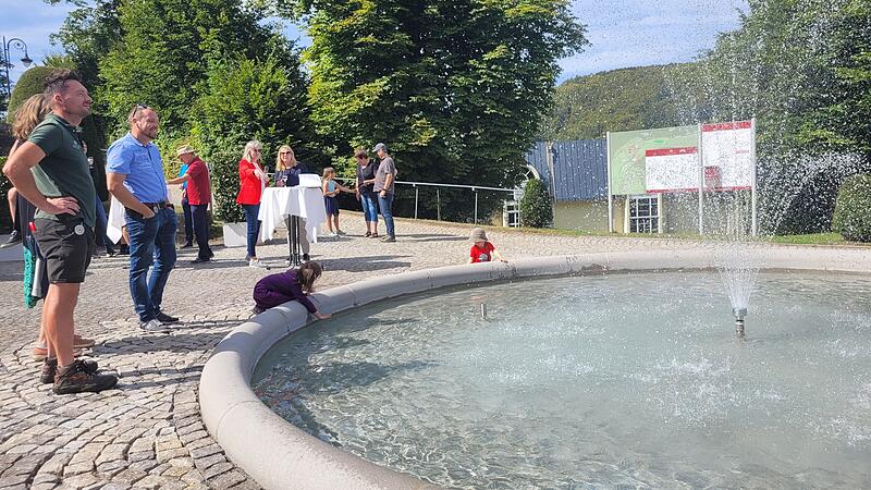 Brunnen am Bellevue im Staatsbad Br&uuml;ckenau eingeweiht
