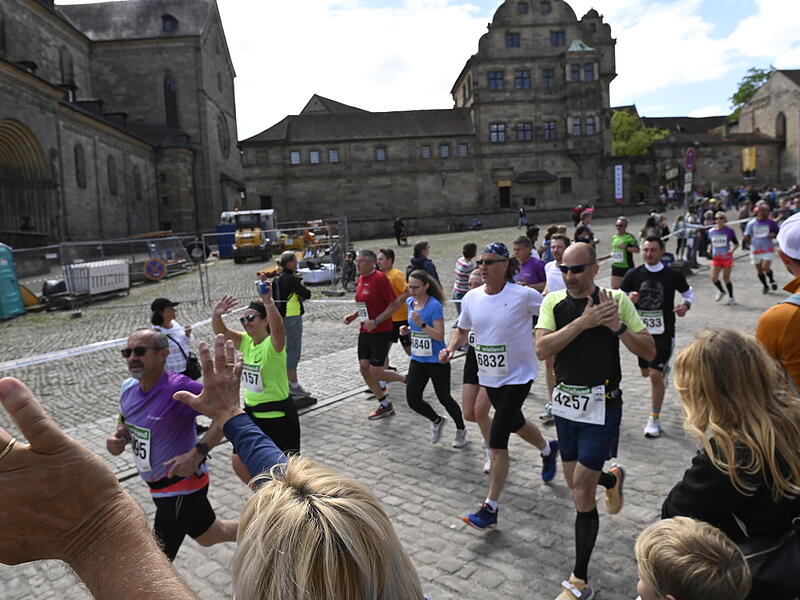 Weltkulturerbelauf 2025: 10,7 Kilometer durch Bamberg. Etwa 3700 Teilnehmer waren beim Wieland-Lauf am Start.
