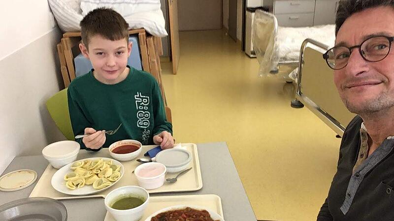 Seine App Glugo soll auch das Essverhalten analysieren und das Diabetes-Management perfektionieren; hier noch im Krankenhaus mit Opa Carlo.