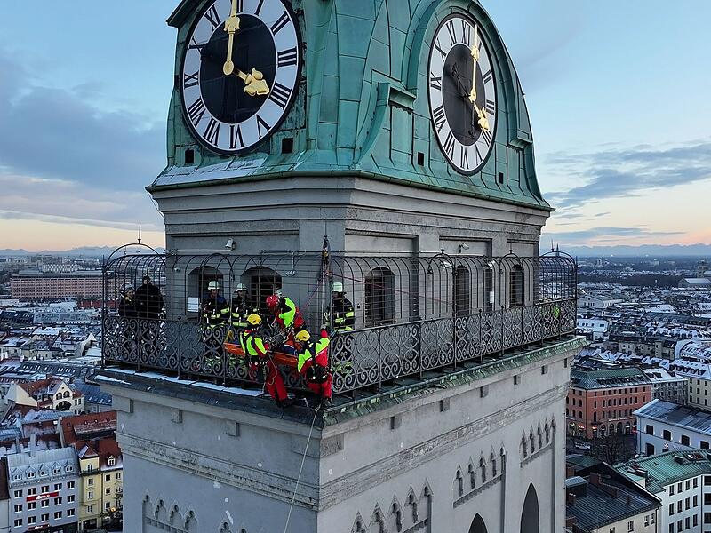 Feuerwehr rettet verletzte Frau von Kirchturm in München Feuerwehr rettet verletzte Frau von Kirchturm in München