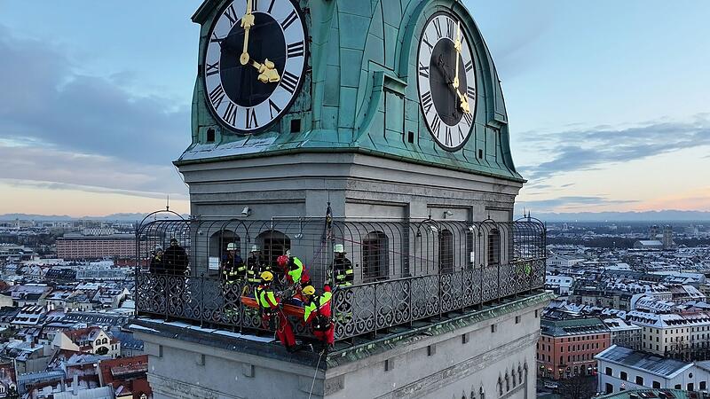 Feuerwehr rettet verletzte Frau von Kirchturm in München