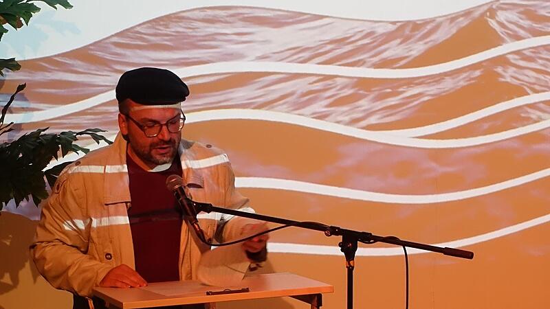 Michael Pietrucha liest inmitten projizierter LichtwellenForchheim & Fr&auml;nkische Schweiz