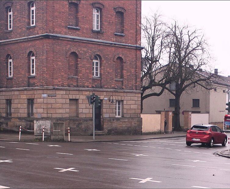 Auf dem Gehweg Nürnberger Straße, Höhe Moosstraße, wurde am Montagabend (27.01.25) eine leblose Frau gefunden. Auf dem Gehweg Nürnberger Straße, Höhe Moosstraße, wurde am Montagabend (27.01.25) eine leblose Frau gefunden.