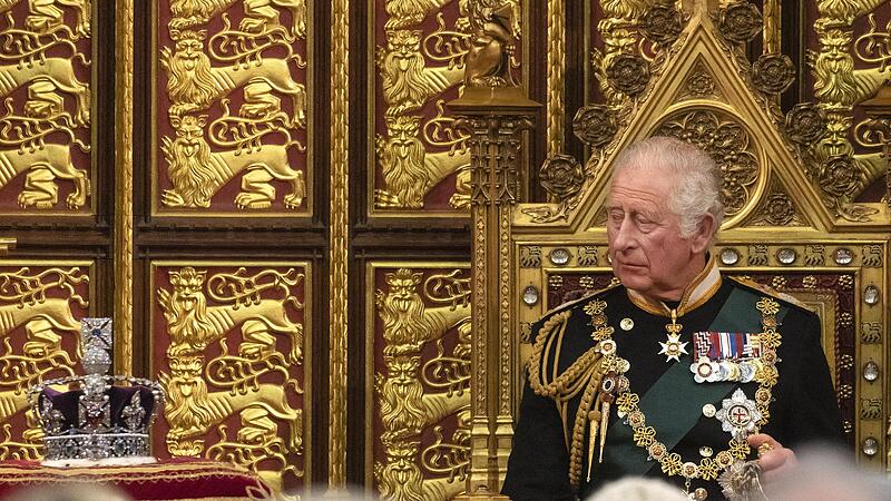 Charles, Prinz von Wales, nachdem er die Rede der K&ouml;nigin zur Er&ouml;ffnung der neuen Sitzungsperiode des Parlaments im House of Lords verlesen hat.