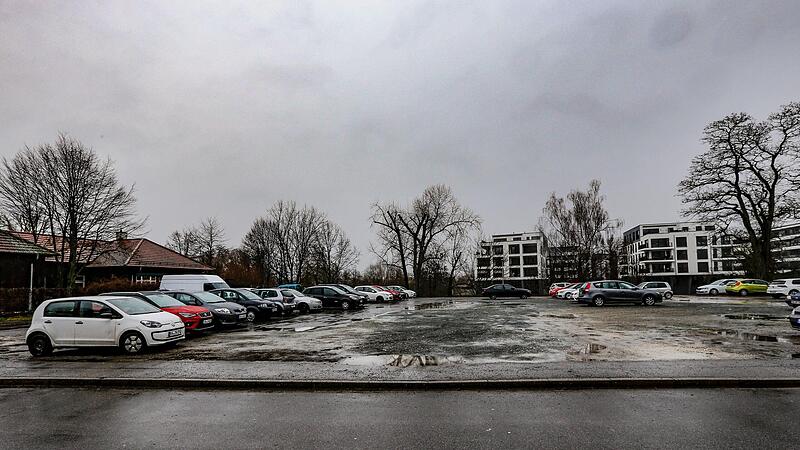 Der Parkplatz am Ochsenanger in Gaustadt soll bald einem Kindergarten und Wohnungen weichen. Anwohner f&uuml;rchten Probleme mit dann in den Stra&szlig;en parkenden Autos.