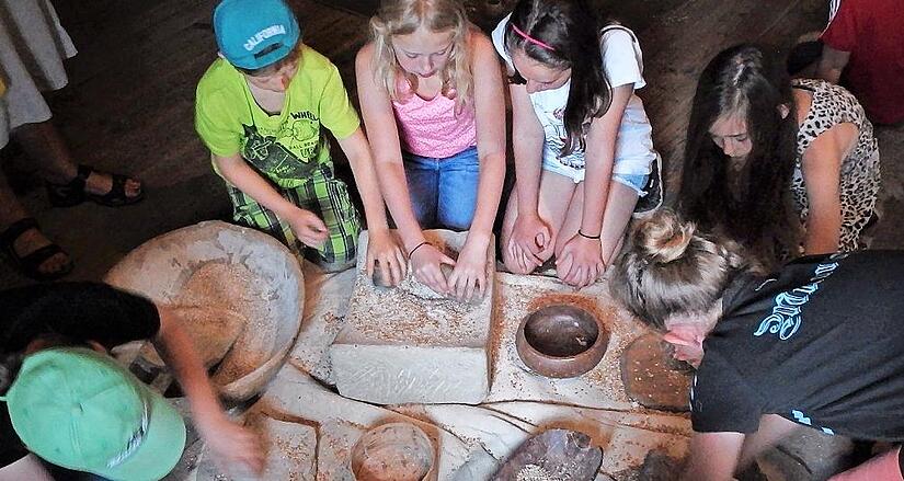 Zur&uuml;ck in die Steinzeit: Die Kinder sind mit viel Eifer am Werkeln und Entdecken.