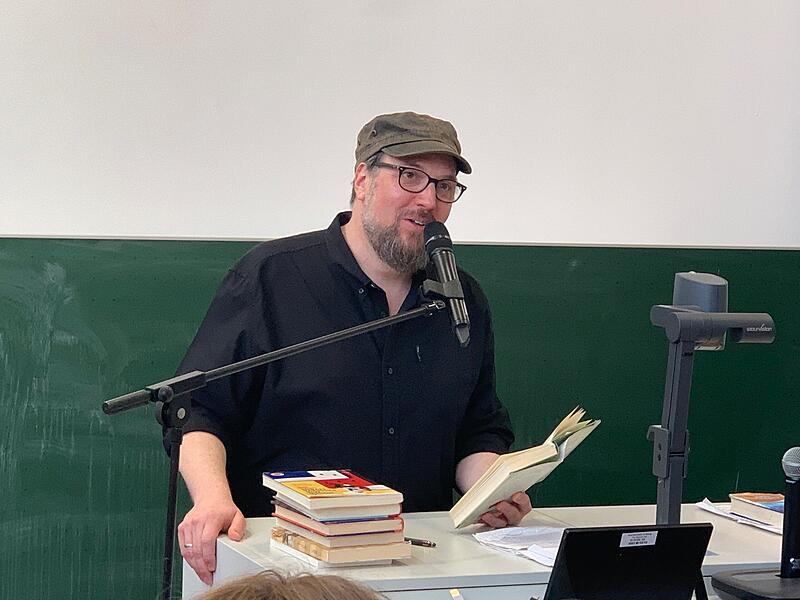 Carsten Henn bei seiner Lesung in der Aula der Coburger Hochschule.