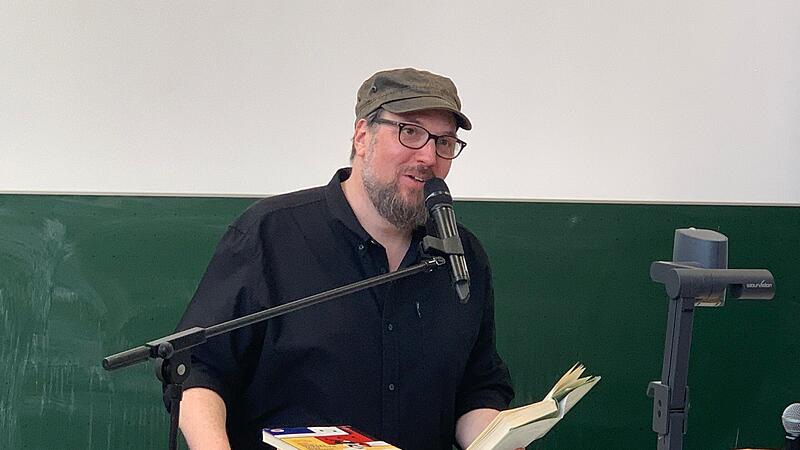 Carsten Henn bei seiner Lesung in der Aula der Coburger Hochschule.