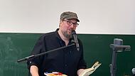 Carsten Henn bei seiner Lesung in der Aula der Coburger Hochschule.