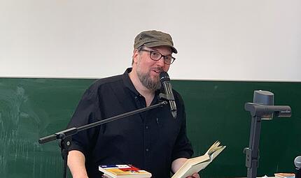 Carsten Henn bei seiner Lesung in der Aula der Coburger Hochschule.
