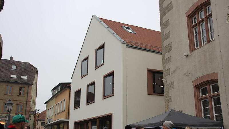 Zahlreiche Menschen nutzen der Tag der offenen Tür, um einen Blick in die neuen Räume des Bürgerhauses zu erhaschen.