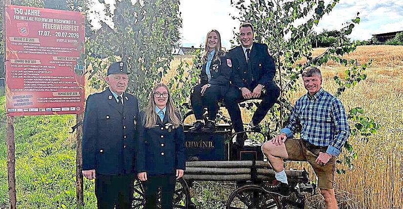 150 Jahre: So alt wird die Freiwillige Feuerwehr Bischwind, vom 17. bis 20. Juli wird das stolze Jubiläum gefeiert. Die alte Pumpspritze, die derzeit am Ortseingang steht, erinnert an frühere Zeiten. Auf das Festwochenende freuen sich der langjähr... 150 Jahre: So alt wird die Freiwillige Feuerwehr Bischwind, vom 17. bis 20. Juli wird das stolze Jubiläum gefeiert. Die alte Pumpspritze, die derzeit am Ortseingang steht, erinnert an frühere Zeiten. Auf das Festwochenende freuen sich der langjähr...