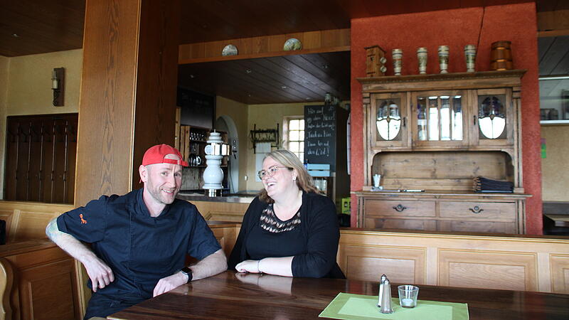 Der Chef und seine rechte Hand: Markus Friedrich und Carolin G&ouml;tz in der Gaststube des Gasthauses Hoh.