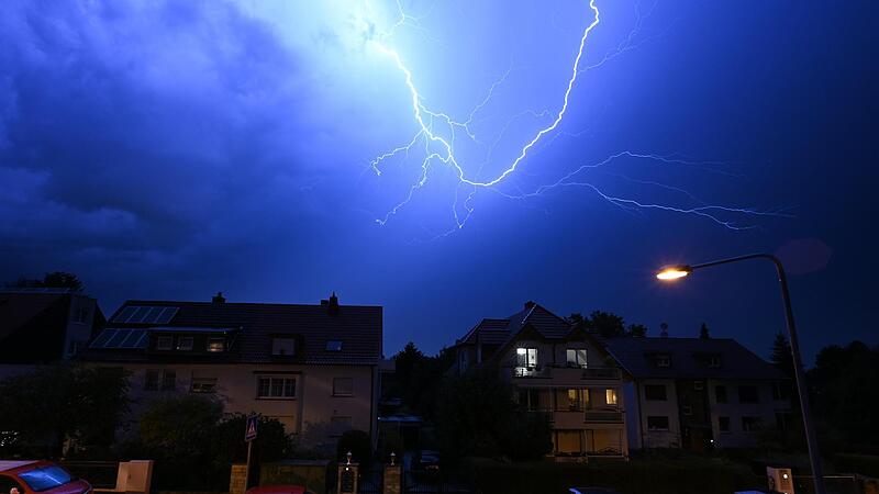 Ein Gewitter fegt &uuml;ber eine Stadt.