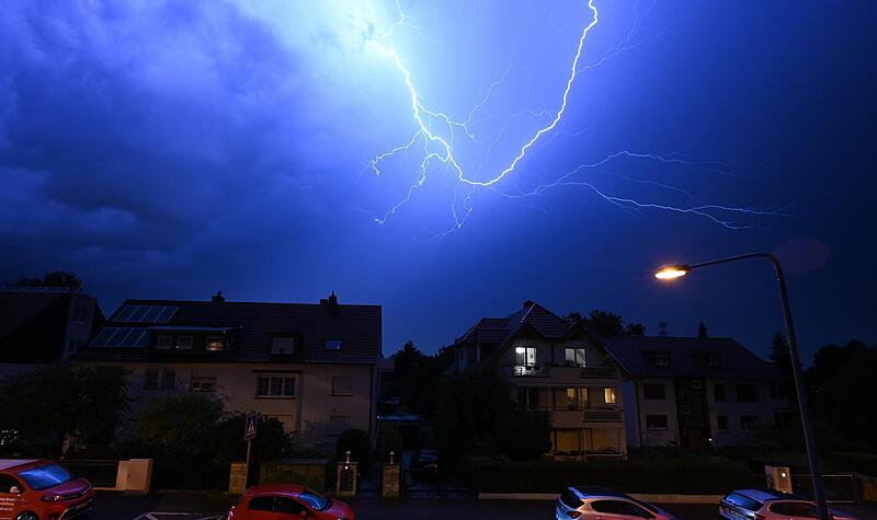 Ein Gewitter fegt &uuml;ber eine Stadt.
