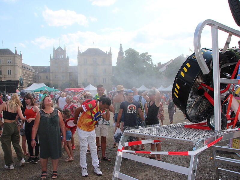 Herrliche Abk&uuml;hlung beim Samba-Festival - der Coburger Feuerwehr sei Dank