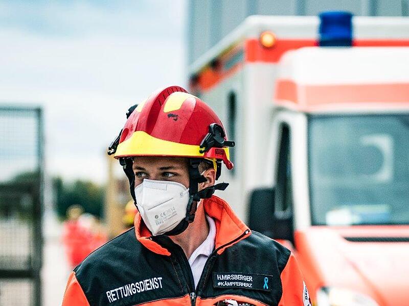 In Pandemiezeiten ist die Maske f&uuml;r Notfallsanit&auml;ter Hannes Mirsberger Pflicht.