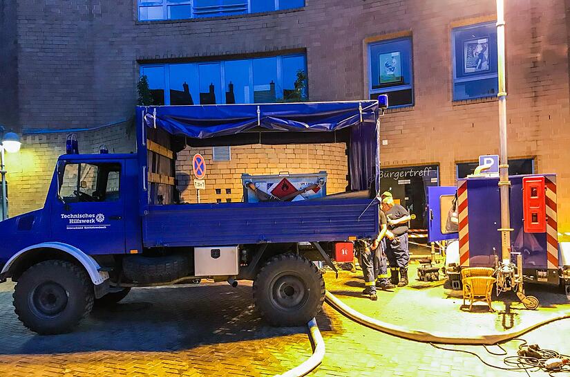 In der Fu&szlig;g&auml;ngerzone von Geilenkirchen betanken die Helfer des OV Kirchehrenbach eine Pumpe. Weitere Helfer haben mit einem Aggregat Beleuchtung aufgebaut, da auch das Stromnetz nicht vorhanden ist.Forchheim & Fr&auml;nkische Schweiz