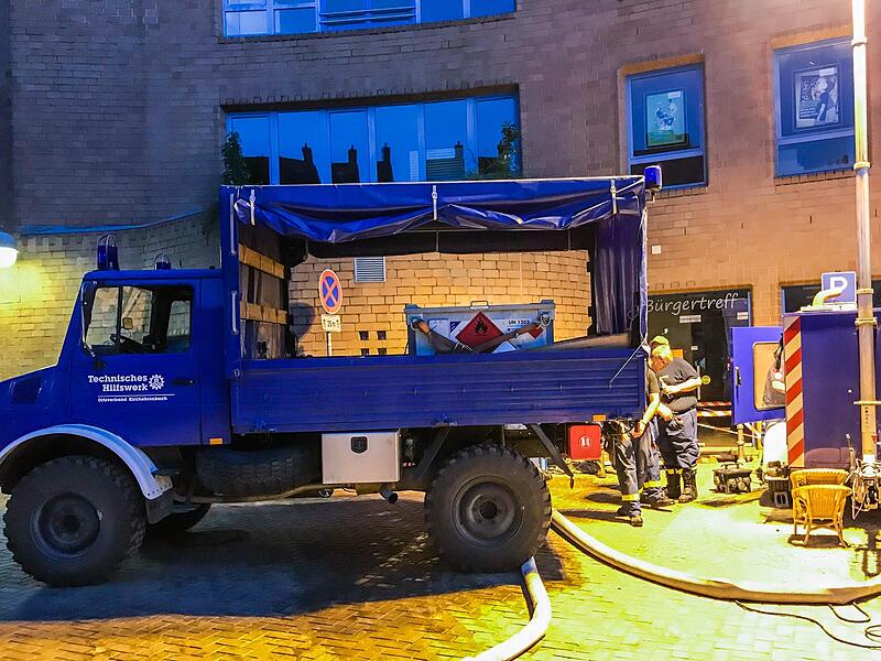In der Fußgängerzone von Geilenkirchen betanken die Helfer des OV Kirchehrenbach eine Pumpe. Weitere Helfer haben mit einem Aggregat Beleuchtung aufgebaut, da auch das Stromnetz nicht vorhanden ist.Forchheim & Fränkische Schweiz