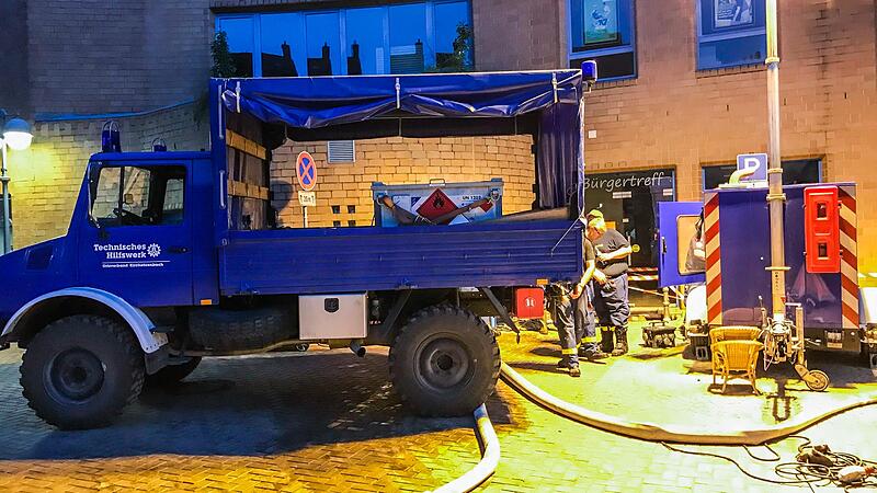 In der Fu&szlig;g&auml;ngerzone von Geilenkirchen betanken die Helfer des OV Kirchehrenbach eine Pumpe. Weitere Helfer haben mit einem Aggregat Beleuchtung aufgebaut, da auch das Stromnetz nicht vorhanden ist.Forchheim & Fr&auml;nkische Schweiz