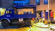 In der Fußgängerzone von Geilenkirchen betanken die Helfer des OV Kirchehrenbach eine Pumpe. Weitere Helfer haben mit einem Aggregat Beleuchtung aufgebaut, da auch das Stromnetz nicht vorhanden ist.Forchheim & Fränkische Schweiz