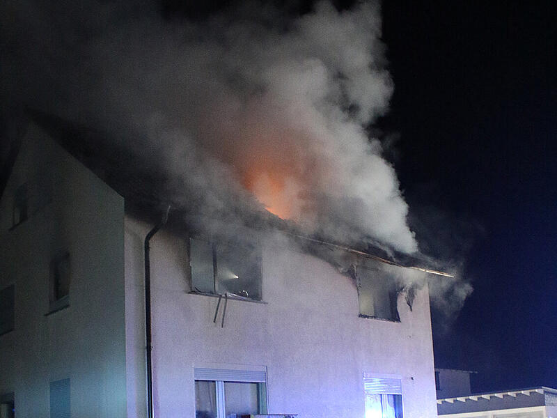 In der Nacht ist in Sonnefeld ein Brand ausgebrochen.  Viele Rettungskr&auml;fte r&uuml;ckten aus, auch ein Heli.