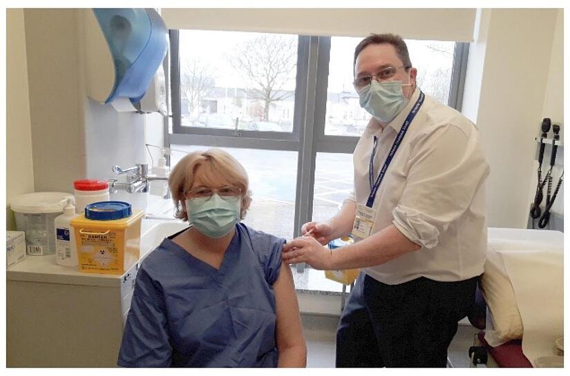 Eine Krankenschwester im Hospital in Castlebar erhält als Erste im County Mayo die Impfung.