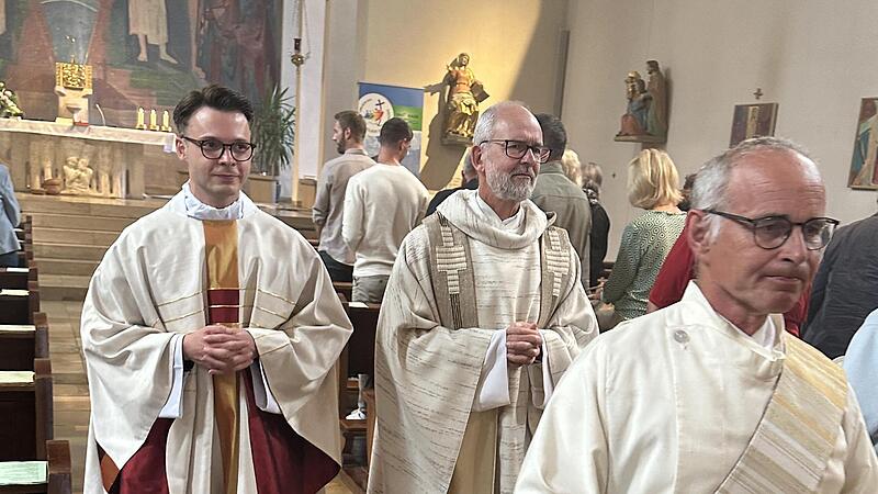 Dr. Andy Theuer (links) wurde im Juni zum Priester geweiht. In einem emotionalen Gottesdienst mit Pfarrer Armin Haas (Mitte) wurde dies gefeiert und Theuer gleichzeitig verabschiedet. Er wird in Schweinfurt wirken.