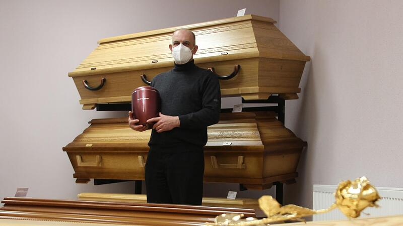 Die Arbeit von Bestatter Anthony Brunner   aus Forchheim ist durch Corona schwieriger geworden.Forchheim & Fr&auml;nkische Schweiz