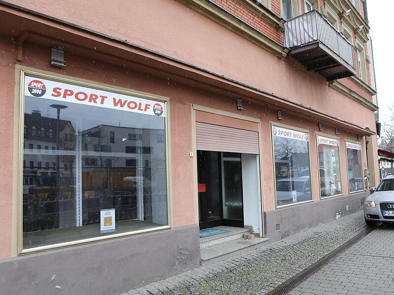 Nachdem sich Sport Wolf in der Hauptstraße 67 verkleinerte, steht ein Teil der ehemaligen Verkaufsfläche derzeit leer.Leerstände in Forchheim: Das tut sich in der Innenstadt Nachdem sich Sport Wolf in der Hauptstraße 67 verkleinerte, steht ein Teil der ehemaligen Verkaufsfläche derzeit leer.