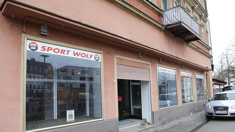 Nachdem sich Sport Wolf in der Hauptstraße 67 verkleinerte, steht ein Teil der ehemaligen Verkaufsfläche derzeit leer.Leerstände in Forchheim: Das tut sich in der Innenstadt Nachdem sich Sport Wolf in der Hauptstraße 67 verkleinerte, steht ein Teil der ehemaligen Verkaufsfläche derzeit leer.